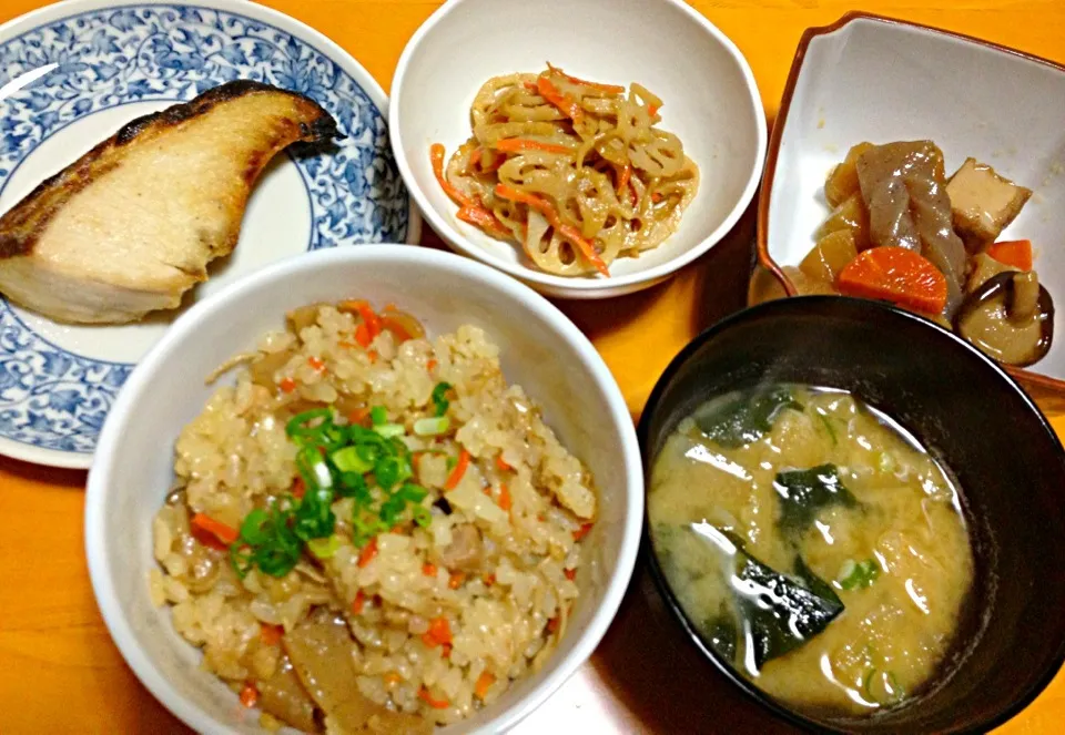 3種のきのこご飯、ぶりの塩焼き、ハチミツ味噌きんぴら、煮物（あまりもの）お味噌汁❤|まりえさん