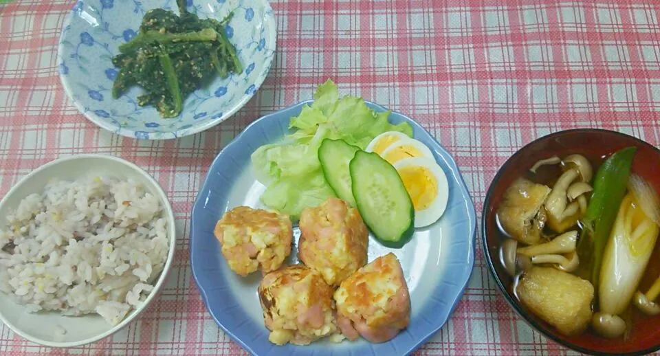 魚肉ソーセージのふわふわボール、ほうれん草ごま和え、野菜のみぞれスープ、雑穀米|M♡mamaさん