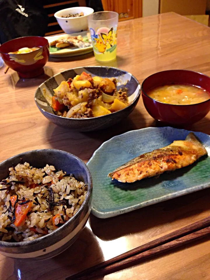 ひじきご飯 肉じゃが 秋鮭のムニエル お野菜たっぷりお味噌汁|Fumieさん