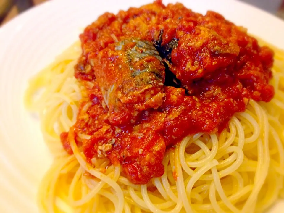 Snapdishの料理写真:鯖水煮缶とトマト缶のパスタ🐟|ジュンコ バイヤーさん