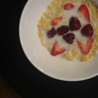 Corn flakes, almond and coconut milk with sliced strawberries and raspberries|morgan charlotteさん