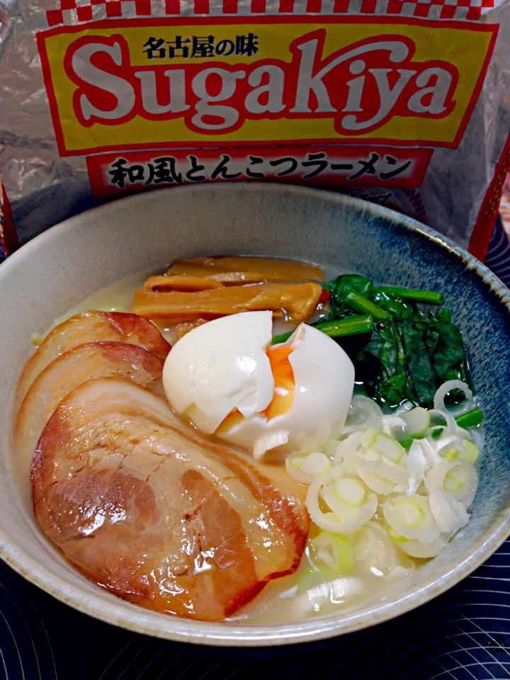 『プロが教える失敗しない簡単半熟卵の作り方』で、スガキヤ和風とんこつラーメン ほうれん草のせ|ponnaoさん