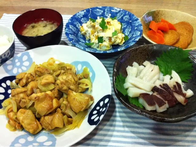 鶏もも肉玉ねぎのカレー炒め・タコ頭の刺身・さつま揚げ人参煮物・カボチャの水切りヨーグルトマヨサラダ・大根わかめ味噌汁|まーままさん