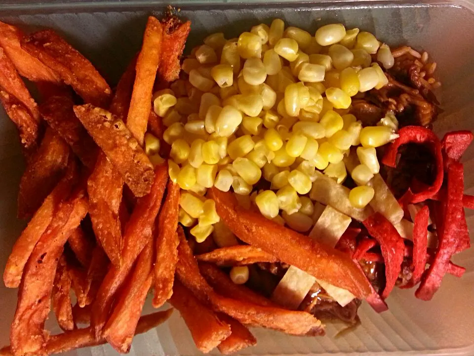 sweet potato fries,  bbq pulled pork with mexican rice, corn|dennypatronさん