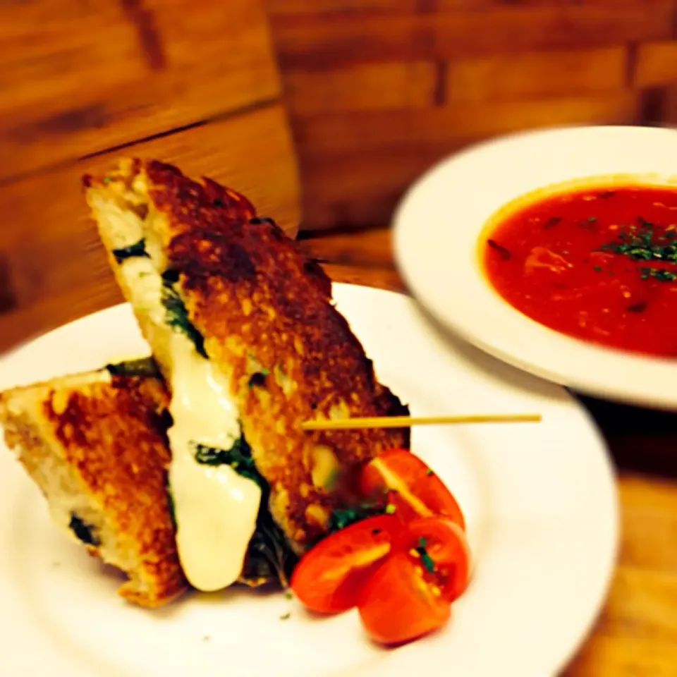 tomato bisque 
mozzarella/basil grilled cheese sandwich|Vicki Ababouchさん