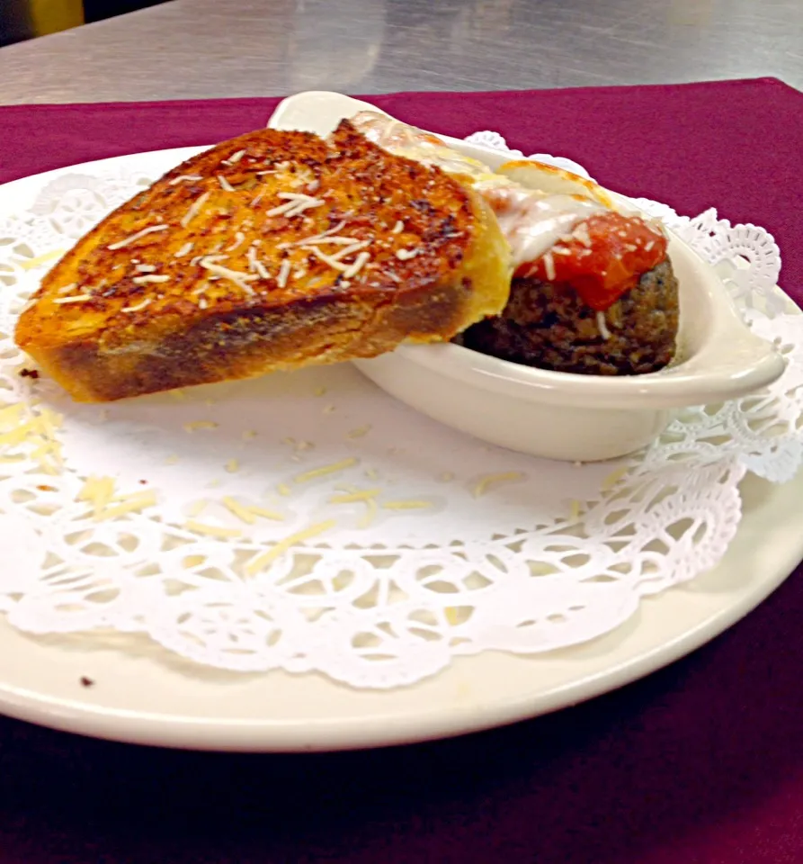 Italian meatballs with Asiago bread and garlic butter|Theran Conradさん