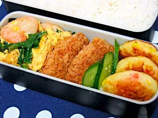 Snapdishの料理写真:お弁当（ご飯、ヒレカツ、ポテトサラダのおやき、海老とニラの卵炒め、きゅうり）|すーさん