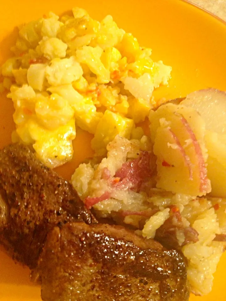 Seared Venison steak with cheesy cauliflower and red potatoes.|amyさん