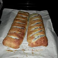 Snapdishの料理写真:spinach puff pastry loaf|Dana Cairnsさん