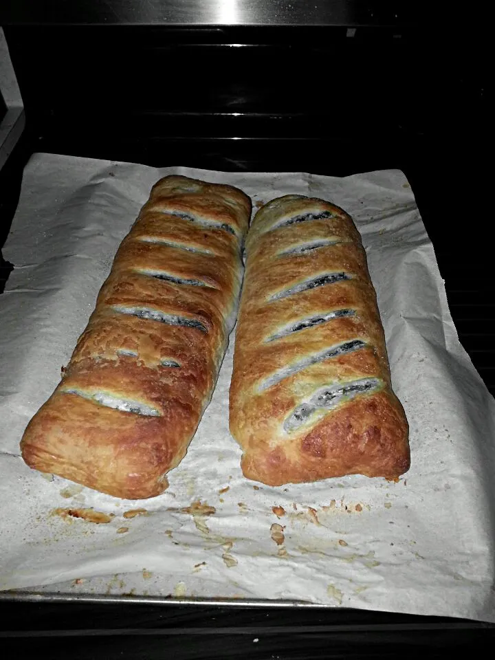 Snapdishの料理写真:spinach puff pastry loaf|Dana Cairnsさん