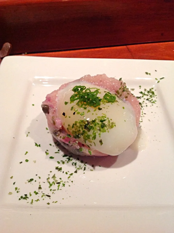 Northwest albacore tartare with sous vide egg.|Lisa Stevensさん