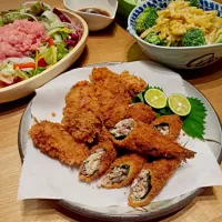 Snapdishの料理写真:晩御飯♡
さつま芋のオイマヨサラダ＆イワシフライ＆カキフライ＆カキフライ＆マグロたたきサラダ＆さつま芋ご飯(*^▽^*)

子供達が芋掘りしてきたさつま芋がたんまり!!

マダマダあるから、頑張るぞ♪|ミーマーさん