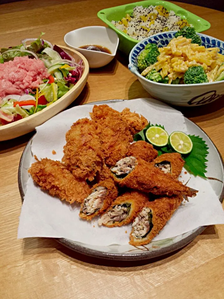 晩御飯♡
さつま芋のオイマヨサラダ＆イワシフライ＆カキフライ＆カキフライ＆マグロたたきサラダ＆さつま芋ご飯(*^▽^*)

子供達が芋掘りしてきたさつま芋がたんまり!!

マダマダあるから、頑張るぞ♪|ミーマーさん