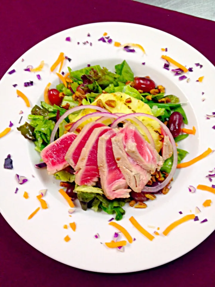 Grilled Pineapple Salad accompanied with red grapes, blue cheese, cinnamon toasted almonds and fresh ahi tuna|Theran Conradさん