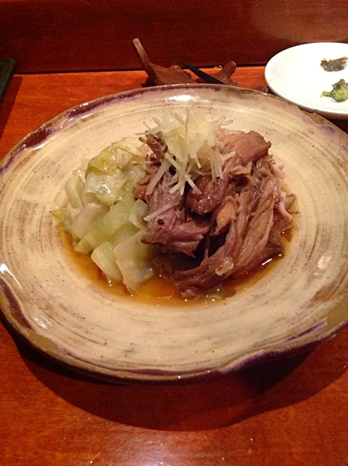 Braised pork shoulder with cabbage.|Lisa Stevensさん