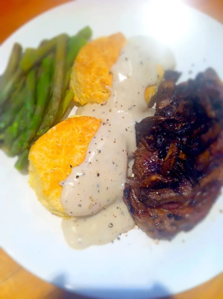 Mushroom steak with biscuits, sausage gravy and asparagus|Nicky Jonesさん