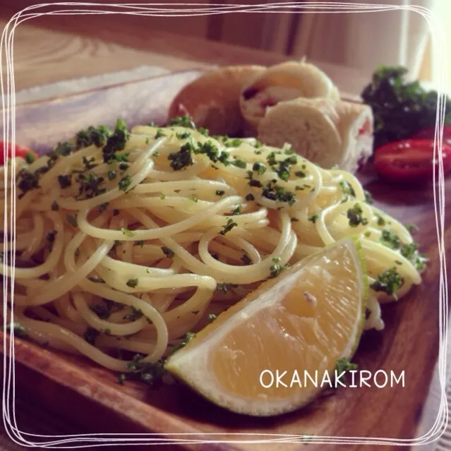 Kentaro Kayamaさんの料理 今日のまかない「バターとレモンだけのスパゲッティと葉っぱサラダ他」|おかなさん