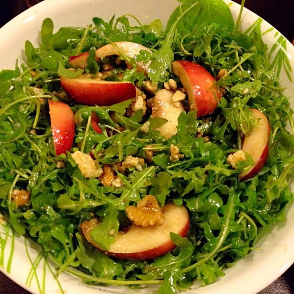 Arugula, nectarines, low fat cheddar cheese, walnuts, extra virgin olive oil and organic balsamic vinegar|michelleさん