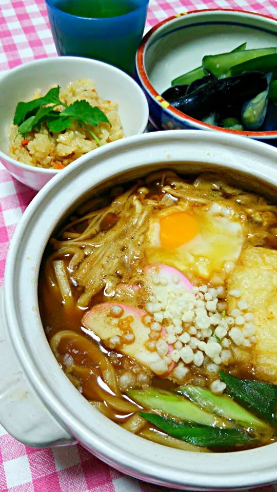 味噌煮込みうどん(卵·えのき·蒲鉾·油揚げ·青ねぎ·天かす)、炊き込みごはん(鶏もも肉·人参·筍·椎茸·三つ葉)、浅漬け(茄子·きゅうり)|まあるさん