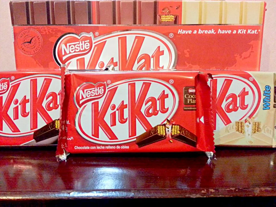 KitKat Three Flavours Dark Milk White Chocolate|Vanettaさん