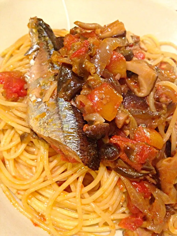 秋刀魚と茸のトマトソースパスタ|よっちゃんさん