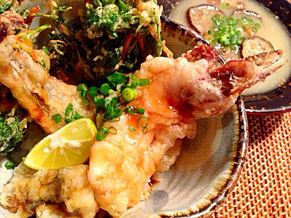 穴子天とセリとチーズとジャコのかき揚げと小さい牡蠣の天丼、焼き茄子とナメコ味噌汁|太田 Tommyさん