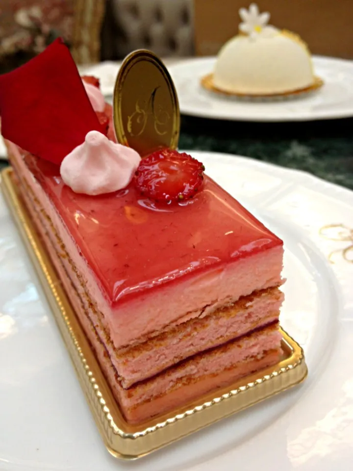 Framboisier - cream cheese vanilla mousse, raspberry jelly, almond roustillant & light sponge cake|12Dragonさん