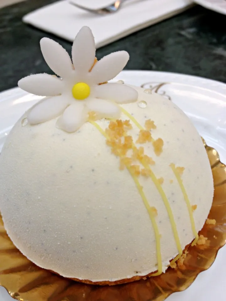 Yuzu cremeux, white chocolate vanilla mousse, light sponge & almond sable|12Dragonさん