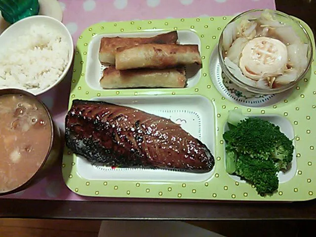 鯖みりん焼き、春巻き、白菜冷奴、ブロッコリー、味噌汁|クラキティさん