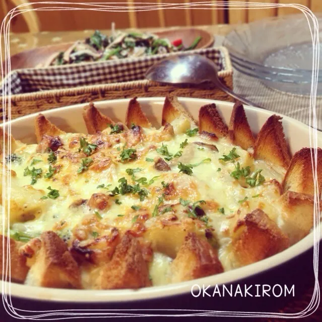 みほままこさんの料理 鶏胸肉とベーコン、キノコにジャガイモのゴロゴロパングラタン〜😋|おかなさん