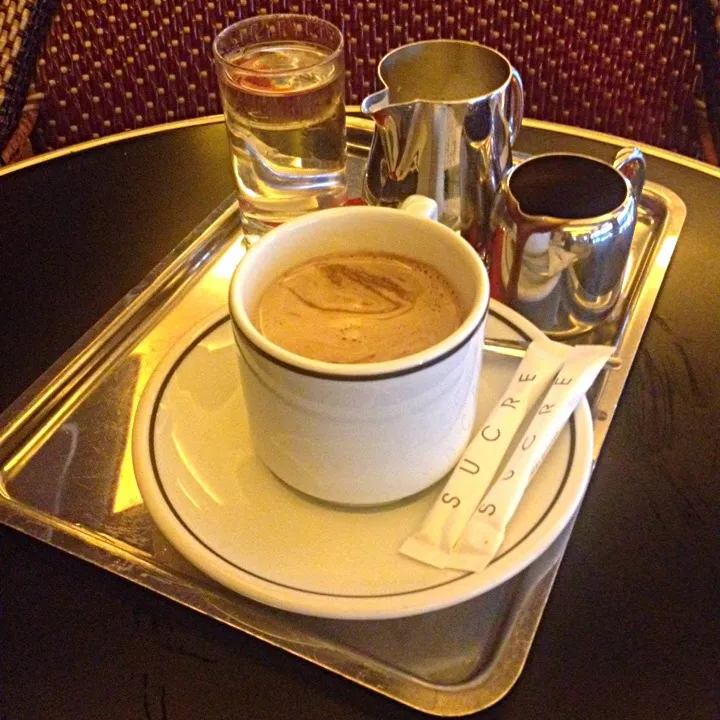 Hot chocolate in parisian café|jm gobetさん