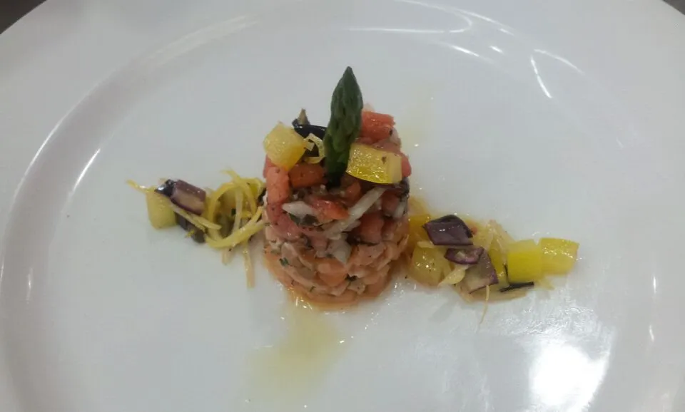 Tartare of Salmon and marinated paprika and egg plant with Salsa sauce|김종민さん