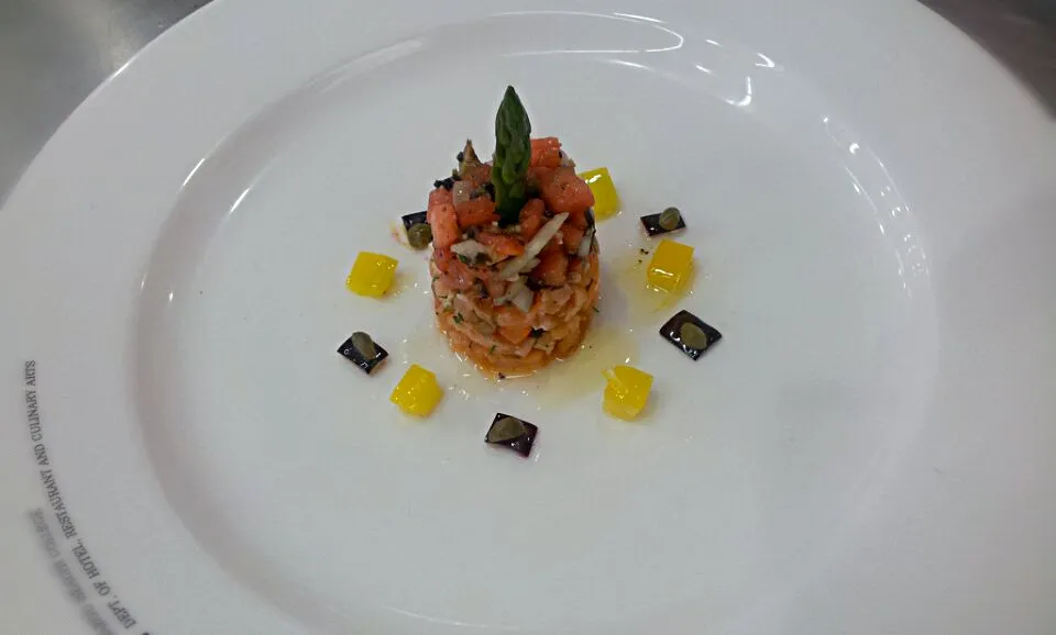 Tartare of salmon and marinated paprika and egg plant with salsa sauce|김종민さん