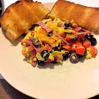 egg scramble with red peppers, olives and turkey bacon.|Rachel Andersonさん