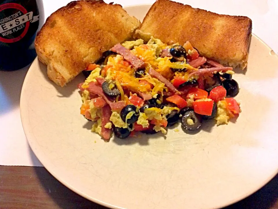 Snapdishの料理写真:egg scramble with red peppers, olives and turkey bacon.|Rachel Andersonさん