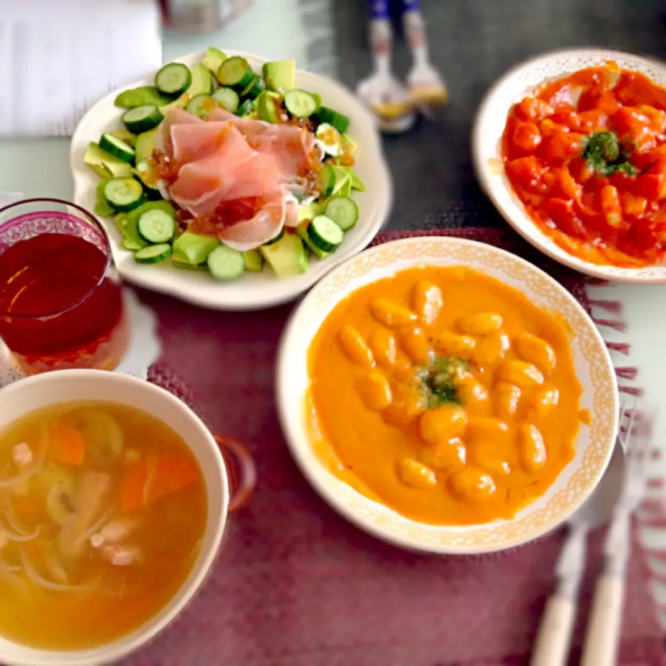 ニョッキとサラダとスープのランチ🍴|みゅうさん