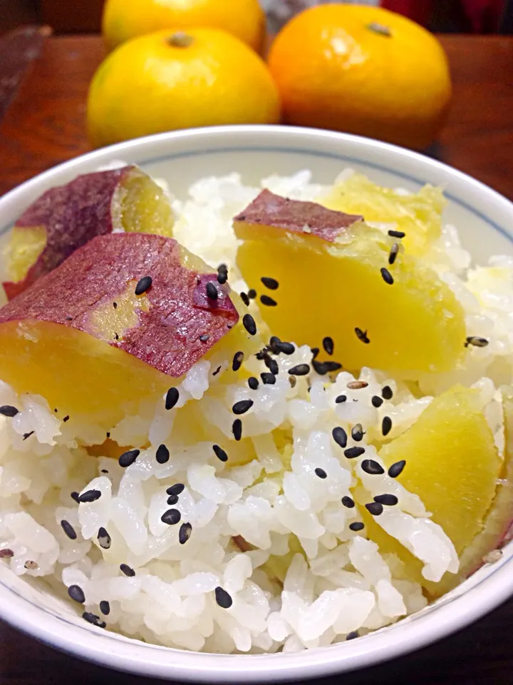 Snapdishの料理写真:ごく普通の芋ご飯      Steamed rice & Sweet potato. Autumn taste in Japan.|yorikoさん