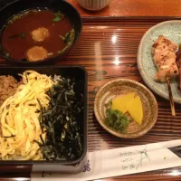 Snapdishの料理写真:鳥光で、鶏そぼろ弁当と串焼きの定食|れいこさん