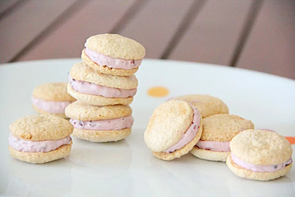 homemade crunchy swiss meringue with cherry cream|Erin Leeさん