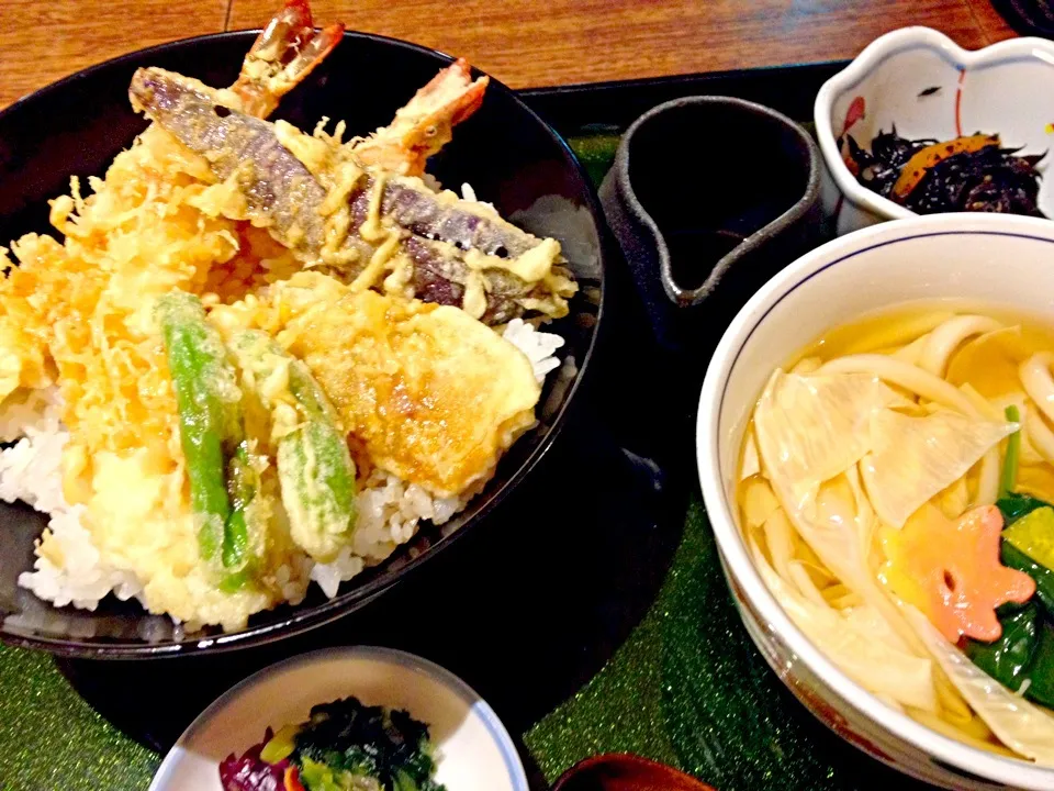 Snapdishの料理写真:美々卯なのに天丼食べたくなっちゃった🍲😁|ちーねーさん