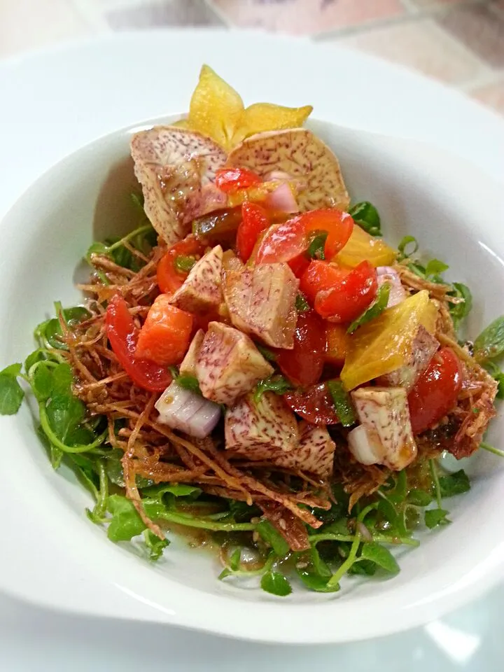 สลัดเผือกทอดกับมะเขือเทศและมะเฟือง(ข้างบ้าน)...Taro salad with tomato & Star fruit|ครัวอิอ้วน... Chubby Cookさん