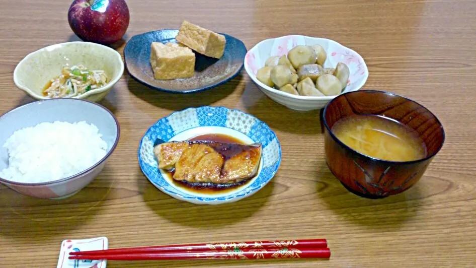 ・鰤の照り焼き
・里芋の煮っころがし
・エノキと大根おろしの酢の物
・長ネギのお味噌汁
・厚揚げの生姜醤油添え
・食後の林檎|ようかんさん