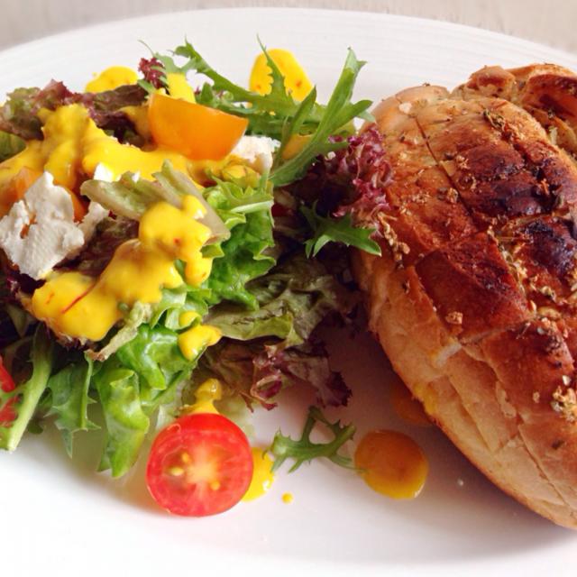 Saffron Yogurt Dressing Salad with Garlic Bread/Missty SnapDish[スナップ