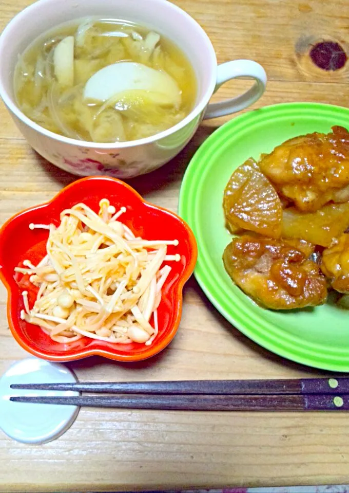 今日の夕飯　鶏肉と大根の照り煮、ピリ辛えのき、里芋と玉ねぎの味噌汁|しょうこさん