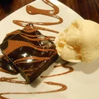 Snapdishの料理写真:Chocolate brownie with Vanilla ice cream|ちづさん