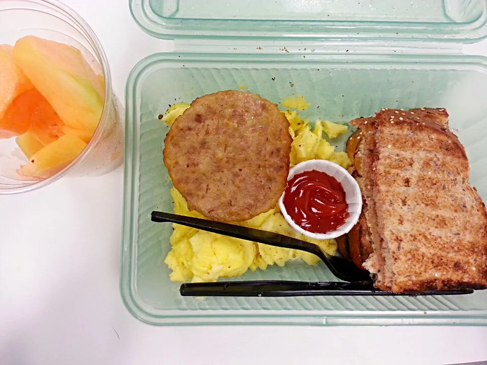 breakfast for champs; cantaloupe,  eggs 2 scoops, sausage,  2slices quinoa bread with butter and jam|dennypatronさん