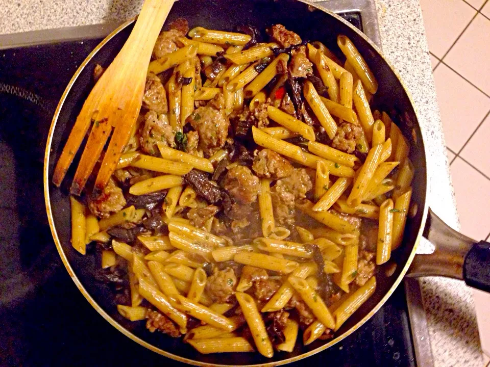 Penne mit Wurstbrät und Pilzen|carlos vollmerさん