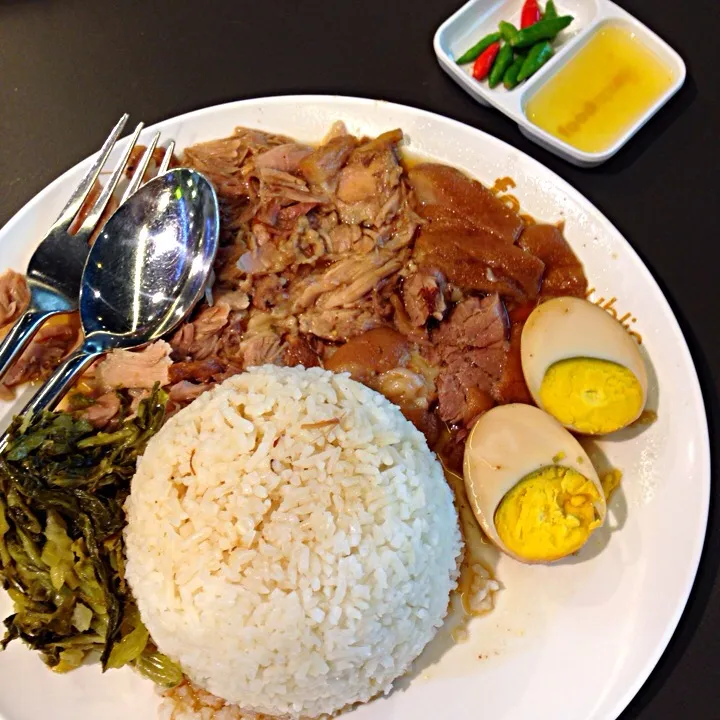 Snapdishの料理写真:Pork leg with rice , Khao-Kha-Moo|Tunaさん