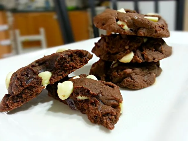 Snapdishの料理写真:Chewy Triple Chocolate Cookies|S Theoさん