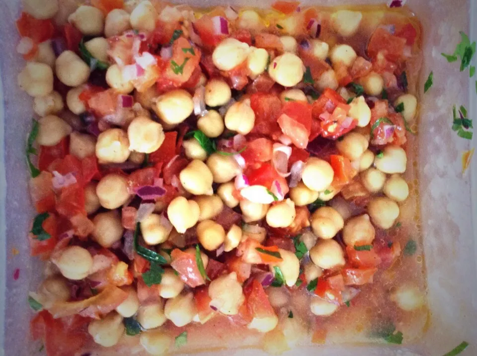 Snapdishの料理写真:Salade de pois chiches et tomates aux herbes.|Joannaさん